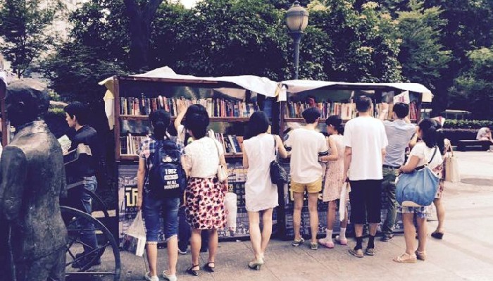 南京街頭現(xiàn)“誠(chéng)實(shí)書(shū)店”：無(wú)人收款、無(wú)人看管