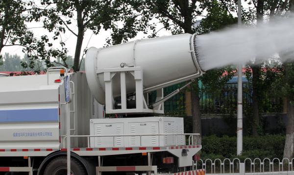 除霾神器“霧炮車(chē)”亮相北京街頭