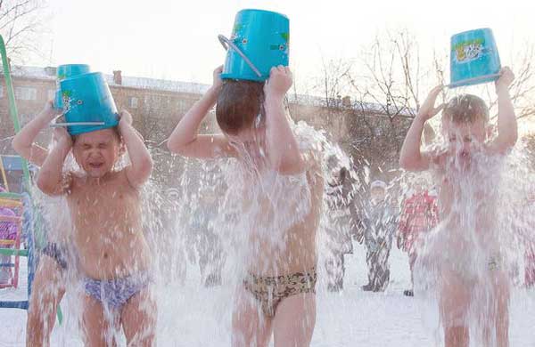 俄羅斯幼童雪地進行冰桶挑戰