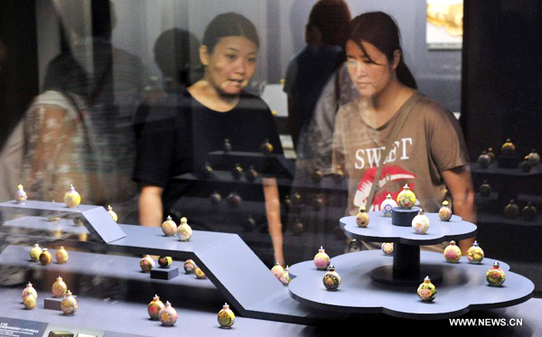 Exquisite snuff bottles exhibited in Taipei