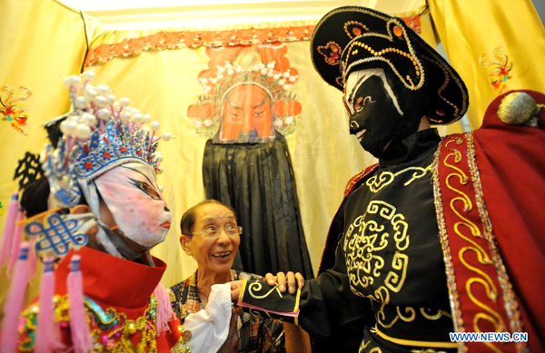 3 years old Sichuan Opera face change performer