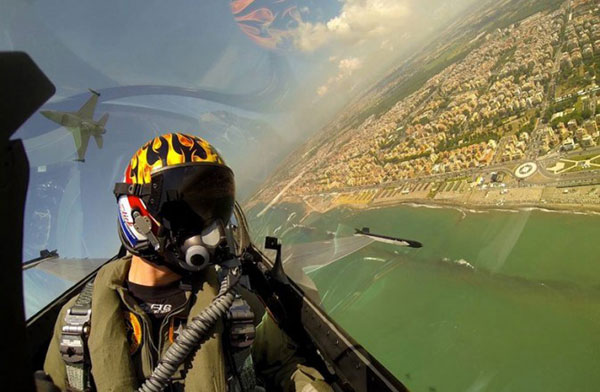 Pilots' selfies go viral online