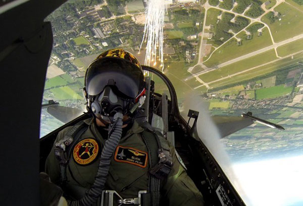 Pilots' selfies go viral online