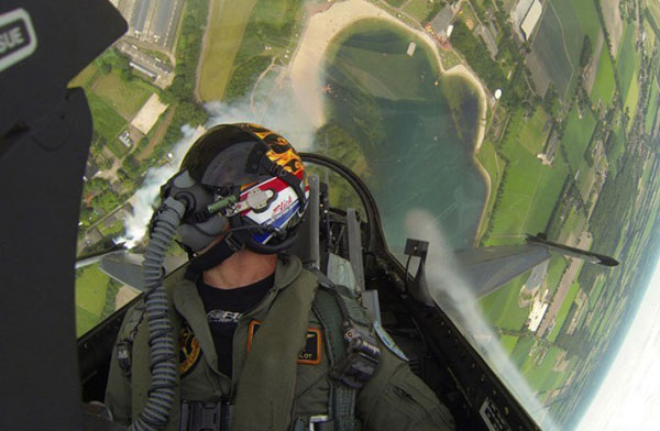 Pilots' selfies go viral online