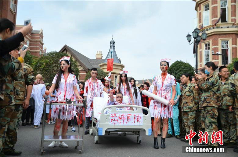 Halloween parade held in campus of SW China