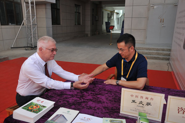 Expo guests experience traditional Chinese medicine