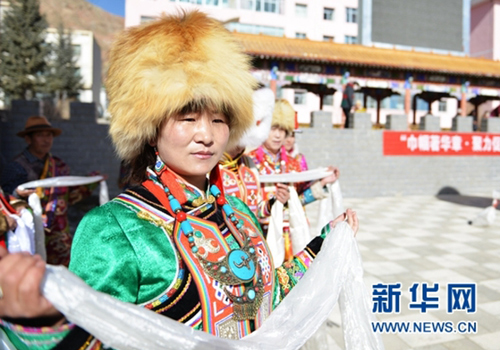 Gansu puts on ethnic costume show