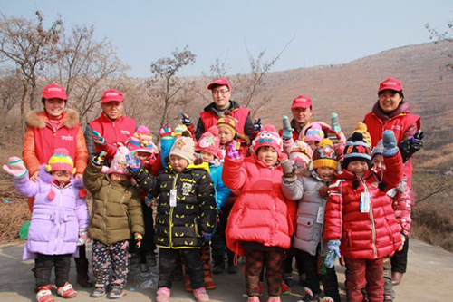 Neixiang staff plants warmth in local children's hearts