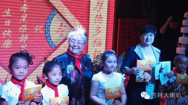 Elderly woman devotes herself to left-behind children