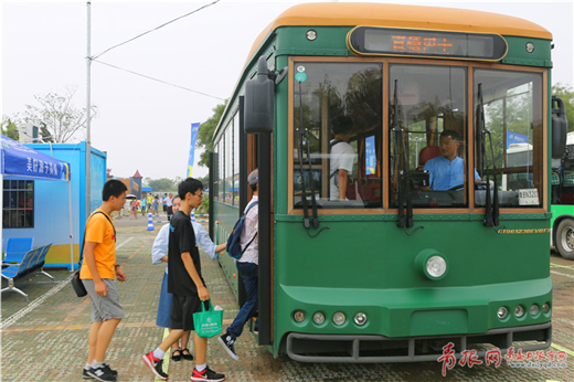 Qingdao launches free beer-festival bus service