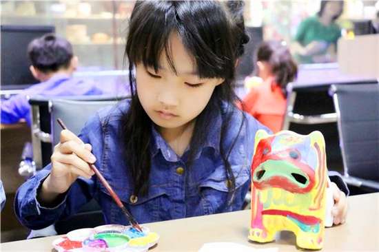 Shandong intangible cultural heritage classroom: color your own clay sculptures