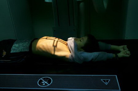 A ten-year-old boy receives X-ray check after recovering form the bird flu at a hospital in Changsha, Central China's Hunan Province, October 10, 2006.[Yang Shuhuai/Sanxiang City Express] 