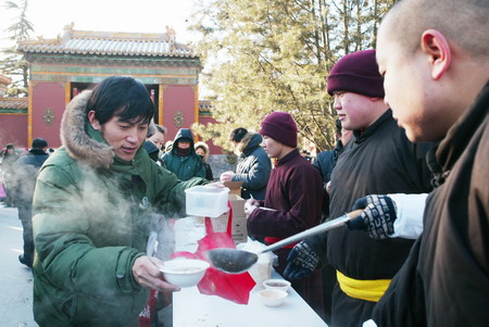 Beijingers brave cold for free Laba porridge