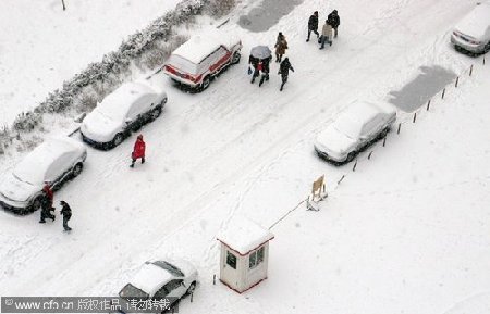 Springtime snow falls in Beijing