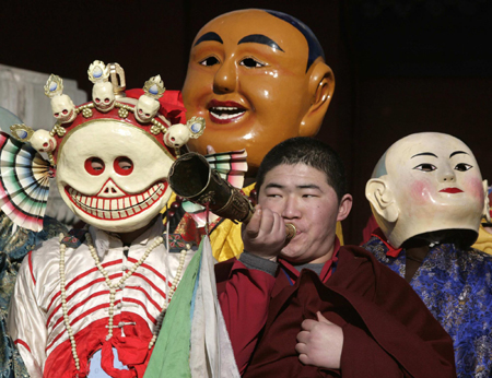 'Beating ghost' ceremony in Lama Temple