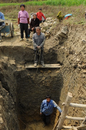 People struggle against drought in SW and S China