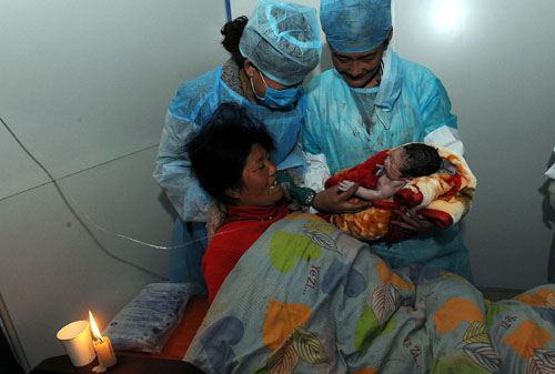 Baby born in tent after quake