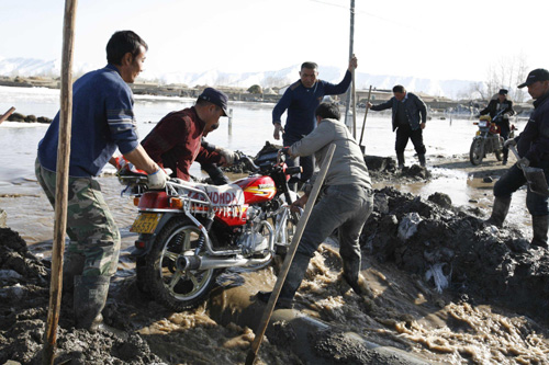 Spring thaw causes flood in Xinjiang