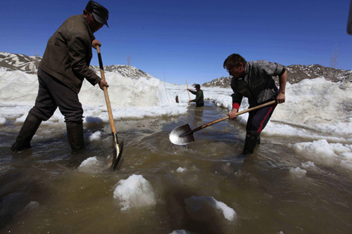 Spring thaw causes flood in Xinjiang