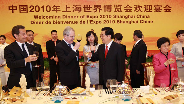 Hu welcomes foreign dignitaries before Shanghai Expo opens