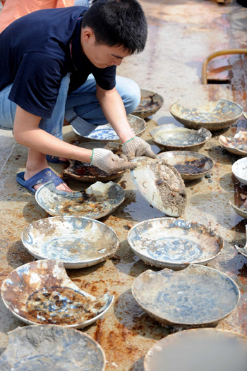 Relics salvaged from sunken ancient ship