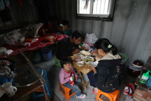 Low-income workers make container house