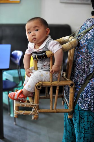 Enjoy travel in a bamboo baby chair