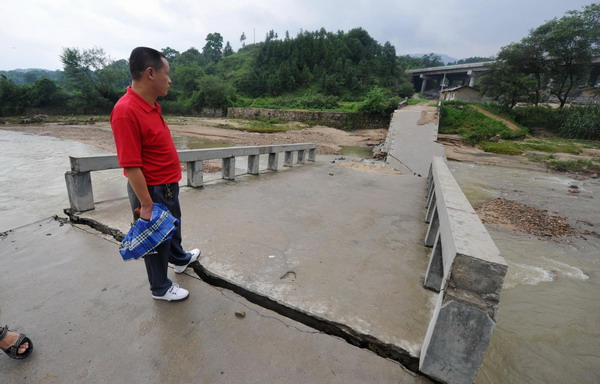 Dyke breach repair under way in Anhui