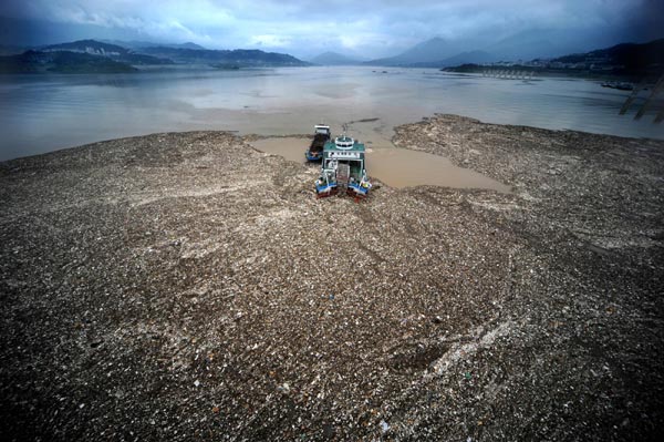 Clean-up vessels on the move near Three Gorges