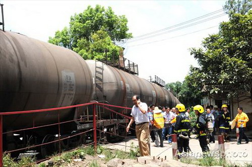 Freight train derails in South China