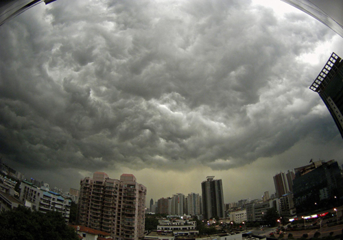 Dark clouds shadow Yangtze before flood crests arrive