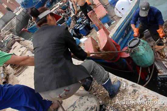 1,000 fishing boats help clean up Dalian oil spill