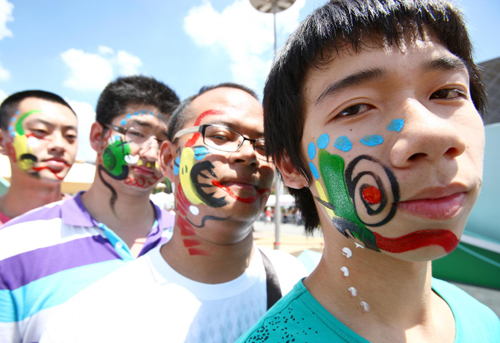 Tourists get free face paintings at Expo Garden