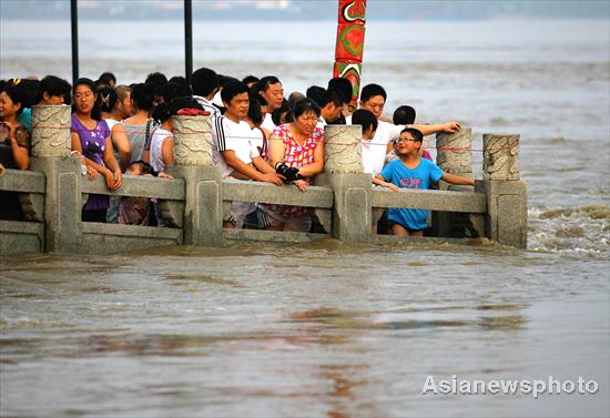 Wuhan witnesses flood peaks close to danger point