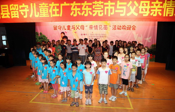 Left-behind children reunite with parents in S China