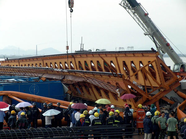 11 rescued from rubble after crane collapses