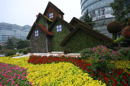 Beijing streets get facelift for National Day