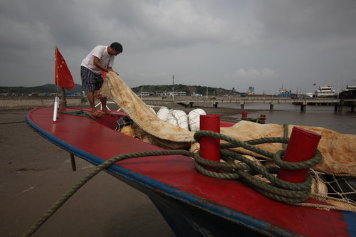 Fishing season restarts in East China Sea