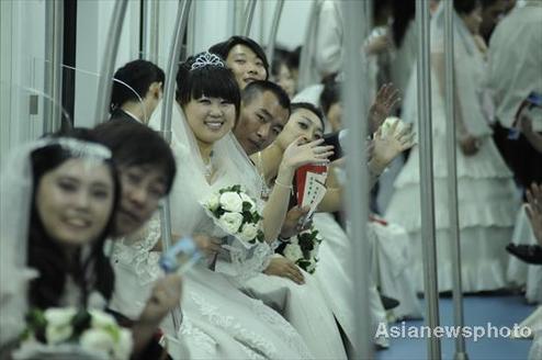 Couples say ‘I do’ in subway wedding