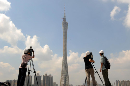 Illuminated Guangzhou Tower opens to tourists