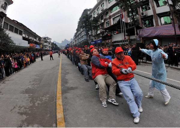 Thousand-people tug-of-war competition in S China