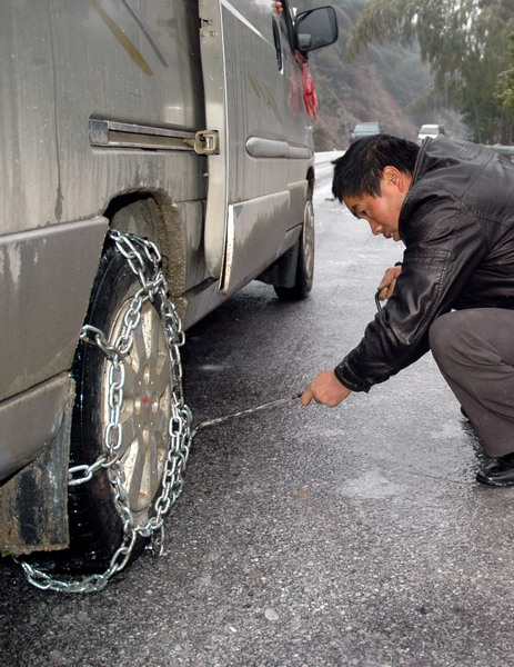 Cold snap sweeps China, traffic at a standstill