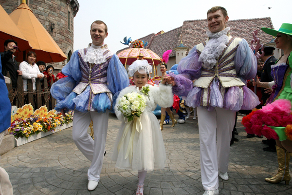 Little couple holds fairytale wedding in Dalian