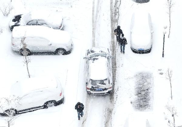 Heavy snow hits Urumqi