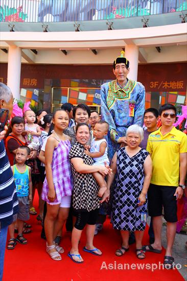 China's tall man dwarfs crowd at function