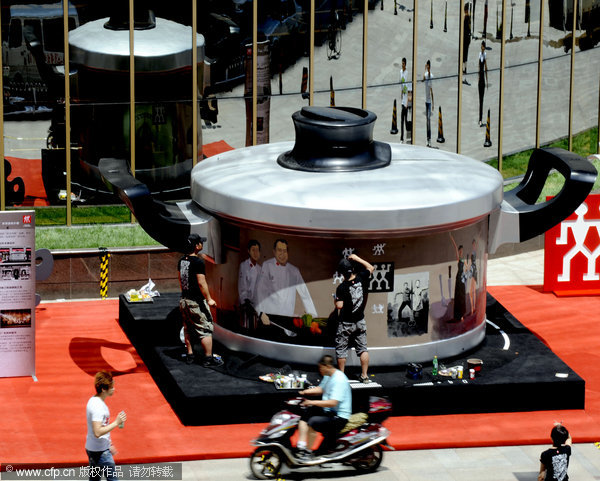 Oversized pot stops shoppers in their tracks