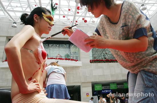 Body painting at shopping mall in E China