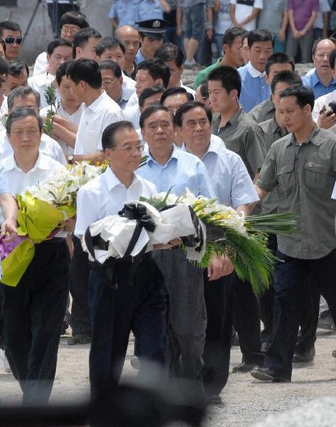 Premier Wen mourns victims of train crash