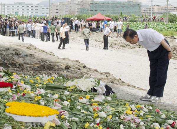 Premier Wen mourns victims of train crash