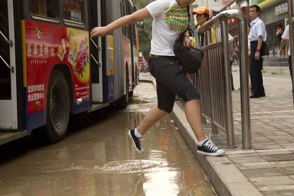 Burst water pipe floods Beijing street